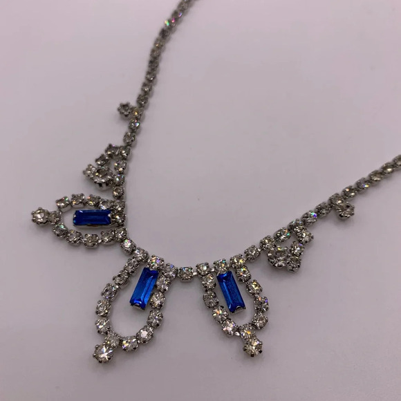 #207 Vintage silver tone blue and white rhinestone necklace - Picture 5 of 7